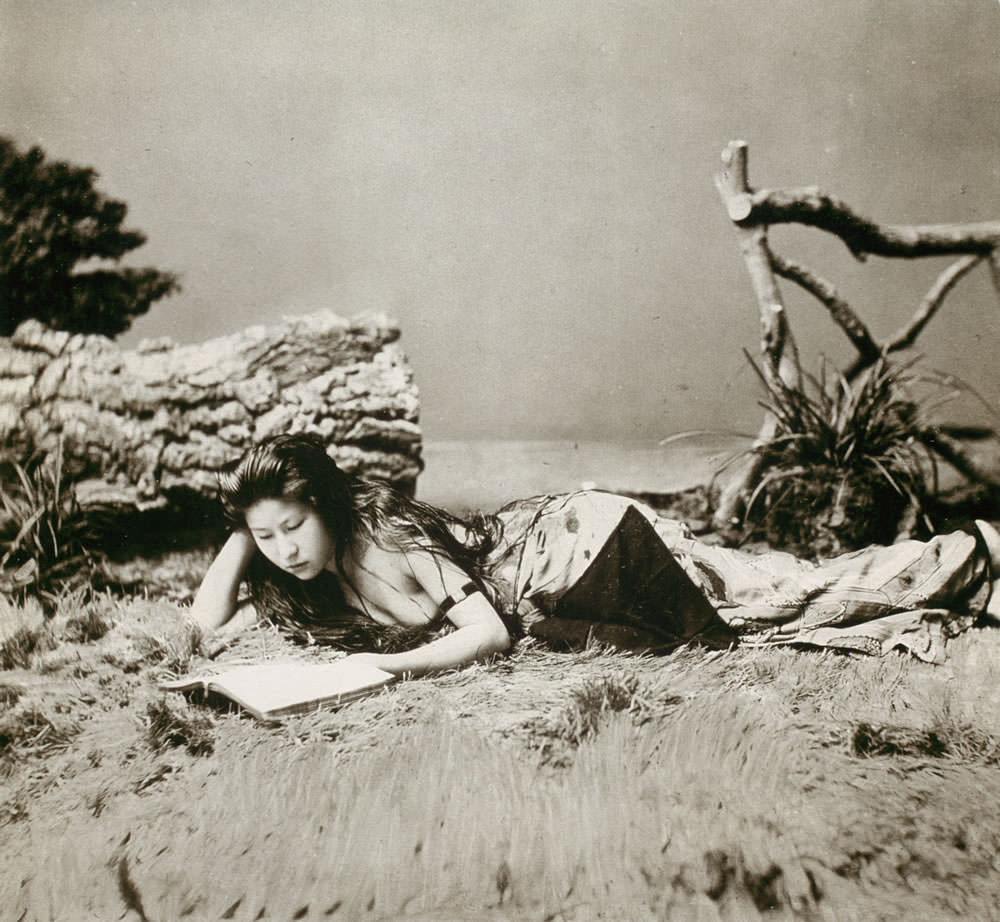 海岸でアルバムを見る女性（明治時代の美人ランキング）の拡大画像