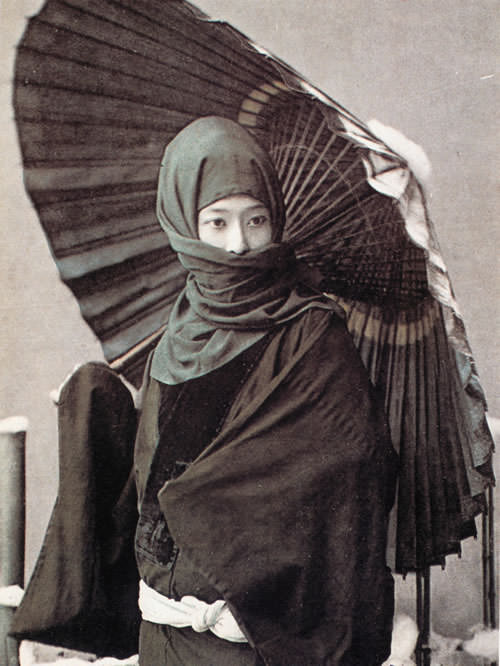 お高祖頭巾、目元のみ露出する女性（明治時代の美人ランキング）