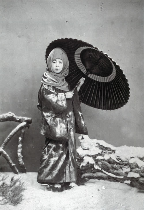 お高祖頭巾の女性（日下部金兵衛撮影、明治時代の美人ランキング）