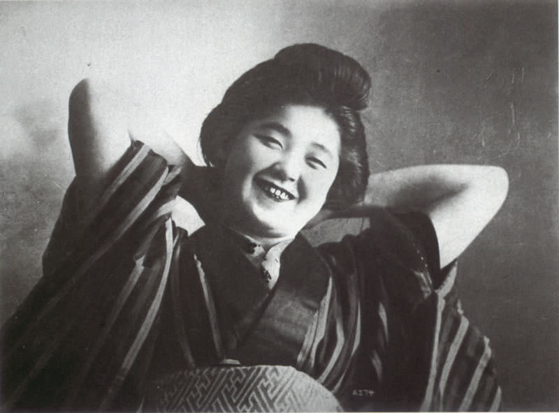 笑う女性（A・ファサリ撮影、明治時代の美人ランキング）の拡大画像