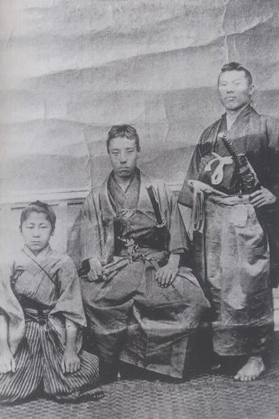 高杉晋作（中央）、伊藤博文（右）、山田顕義（左）