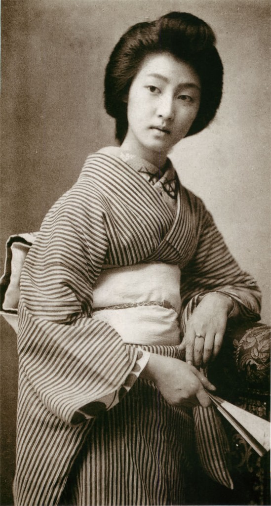 絵葉書の女性（明治43年消印、明治時代の美人ランキング）の拡大画像