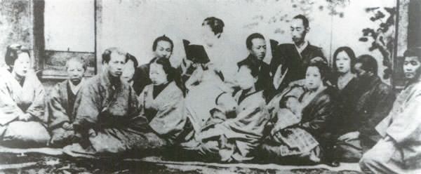 松平容保と姉・照姫（中央で本を読んでいる二人、周りは家臣とその縁者）